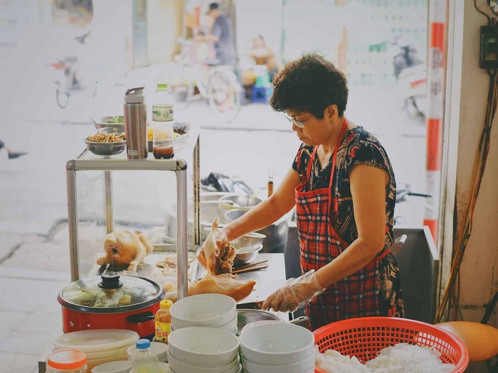 Bun thang spécialité culinaire Hanoi vendeuse